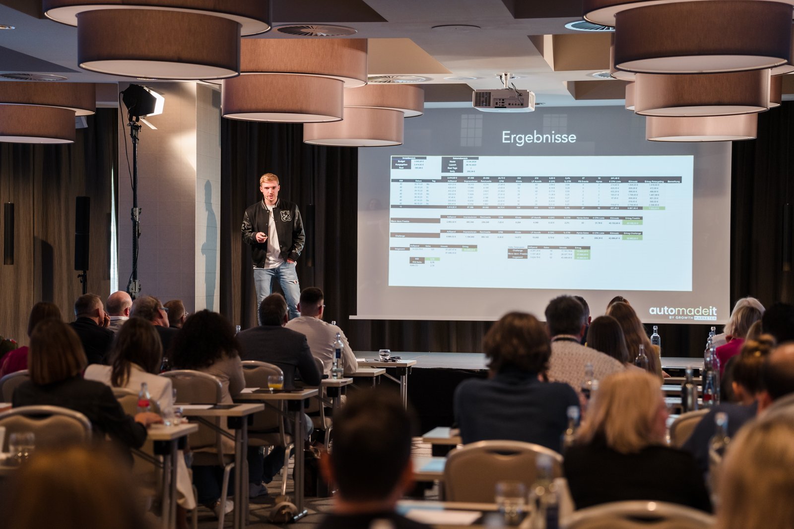 Tim Schröder auf der Bühne beim Mentoring Event 2024